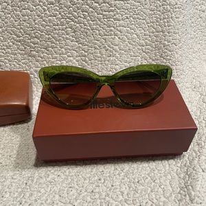 Illesteva “Pamela” color: Hunter W/ Olive Flat Gradient
